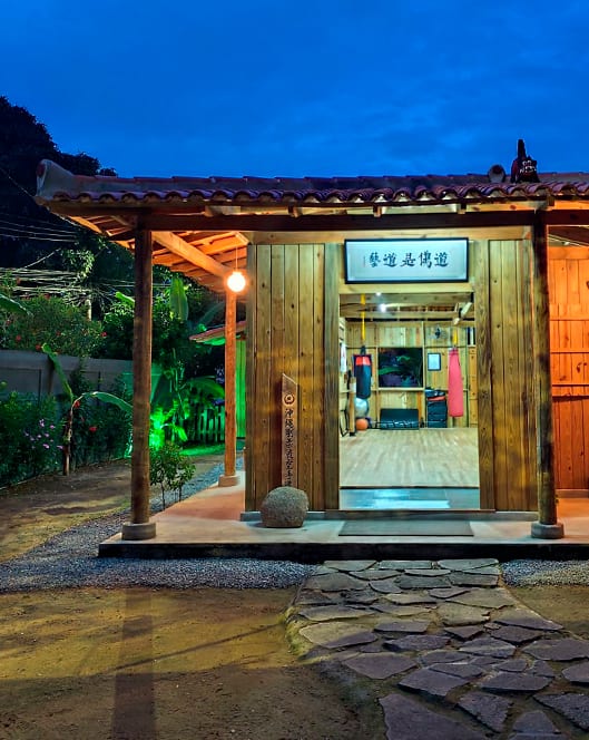 Fachada do Kominka Dojo ao entardecer