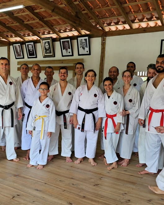 Turma reunida sob os retratos dos mestres de Goju-Ryu