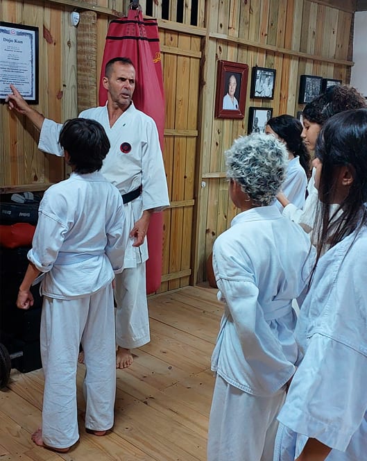 Sensei ensinando o Dojo Kun às crianças
