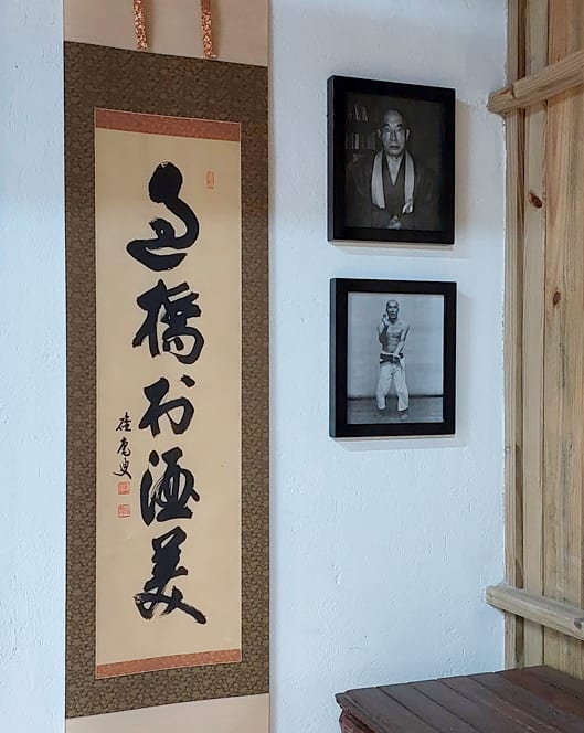 Caligrafia e retratos na parede do dojo