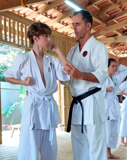 Sensei corrigindo a postura de um aluno