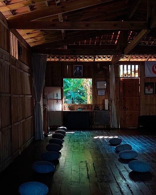 Sensei e aluno em meditação seiza