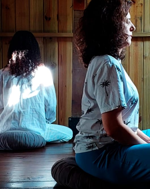 Praticantes em postura de zazen no Kominka Dojo